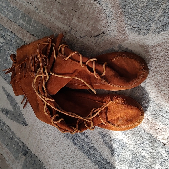 Women's Minnetonka Knee High Lace Up Boots - Picture 3 of 7